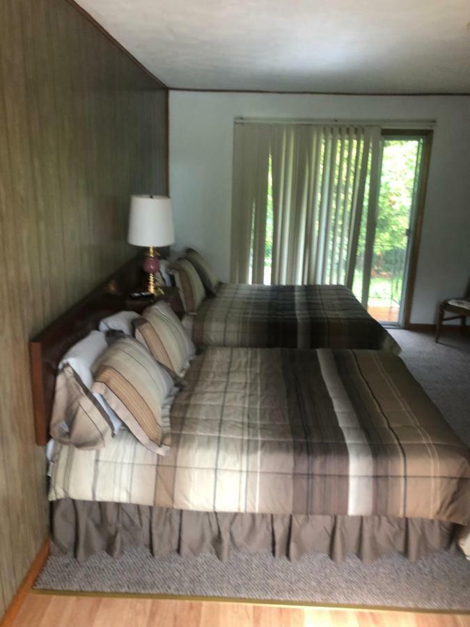 Michael Dee'S Motel イーストダーラム エクステリア 写真